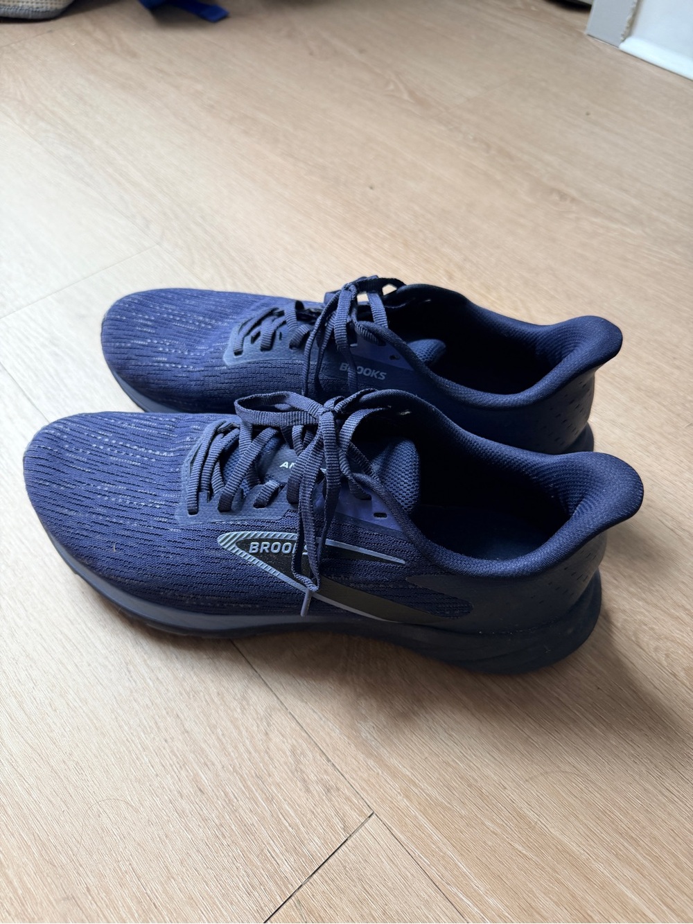 Brooks Men's Navy Blue Athletic Running Shoes VERY lightly worn